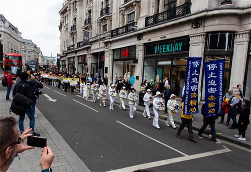 3～4: 五月十一日，英國法輪功學員在倫敦市中心舉行大遊行，慶祝第二十屆「世界法輪大法日」暨法輪大法弘傳二十七週年。