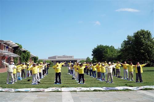 '圖1：大費城地區部份法輪功學員在自由鐘景點旁慶祝第二十屆世界法輪大法日和法輪大法弘傳二十七週年'