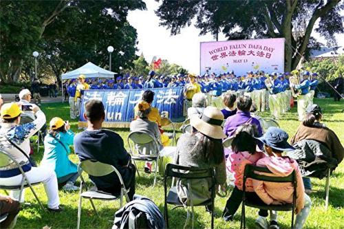 '圖1～3：五月十一日，悉尼法輪功學員在市中心海德公園舉行「世界法輪大法日」慶祝活動。'
