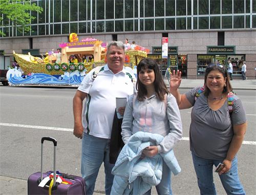 '圖2：從委內瑞拉來紐約旅遊的一家三口滿懷喜悅觀看法輪功大遊行'