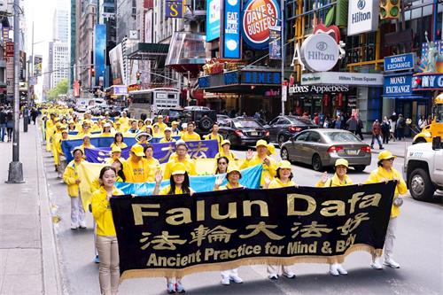 二零一九年五月十六日，近萬名不同族裔的法輪功學員在紐約曼哈頓中城42街上遊行慶祝法輪大法弘傳二十七週年，告訴世人「法輪大法好」。