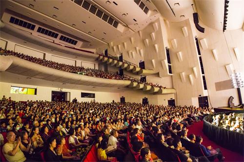 圖1：二零一九年四月三十日晚間，神韻世界藝術團在台南文化中心進行來台巡演的最後一場演出，並在觀眾熱烈的掌聲中圓滿落幕。