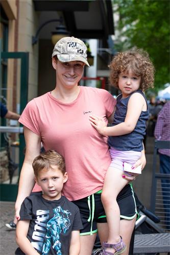 齒顎矯正技術師切爾西﹒魯賓（Chelsea Rubin）和她的孩子