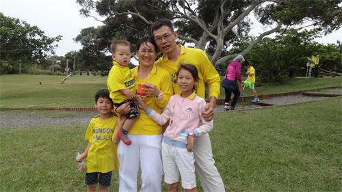 圖4：機械工程師吳先生夫妻倆，帶著孩子一起來參加慶祝活動。