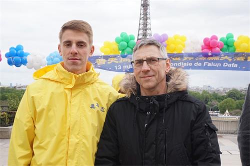 '圖10：佩爾蒂埃﹒崗丹（Pelletier Quentin）和父親佩爾蒂埃﹒達尼爾（Pelletier Daniel）一起來參加法輪大法日活動，感覺非常喜悅。'