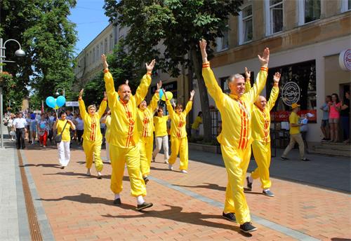 圖1～4：來自拉脫維亞的法輪功學員們六月八日星期六來到陶格夫匹爾斯市，參加了當地的遊行慶典活動。