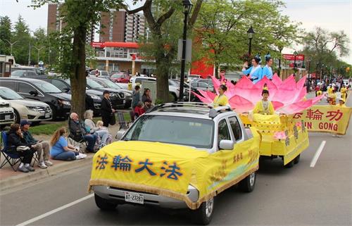'圖1～4：二零一九年六月十五日，由加拿大多倫多法輪功學員組成的天國樂團，仙女花車，腰鼓隊和舞獅隊參加了位於伯靈頓（Burlington）的音樂節遊行（Music Festival Parade）。'
