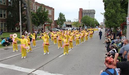 '圖5～9：六月十六日 ，多倫多法輪功學員參加了奧沙瓦（Oshawa）的父親節遊行（Father's Day Parade）。'