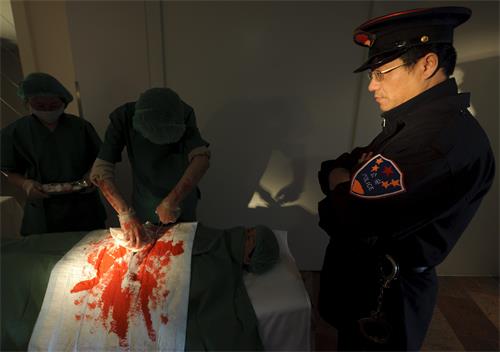 圖：法輪功學員在演示中共活摘器官暴行。