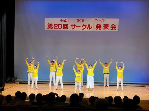 '圖1～2：法輪功學員參加在日本東京都江戶川區舉辦的「第二十屆小松川櫻廳團體發表會」，介紹功法。'