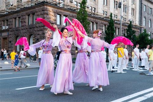 '圖7：法輪功學員在基輔市中心舉辦活動，圖為法輪功學員表演舞蹈。'