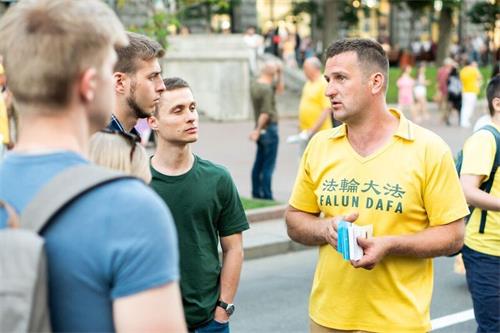'圖9：法輪功學員在基輔市中心向民眾講真相。'