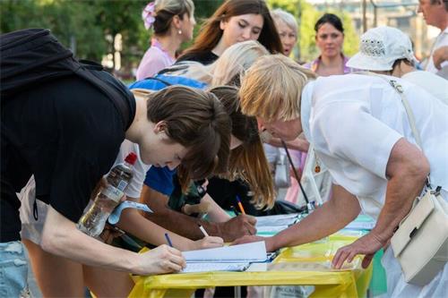 '圖10：基輔市中心，民眾簽名聲援法輪功反迫害。'