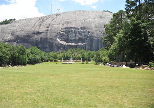 圖1： 位於喬治亞州亞特蘭大市中心東北的旅遊景點石頭山腳。