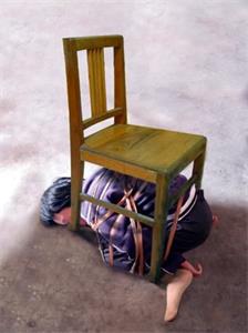 '酷刑演示：五花大綁塞到椅子底下'