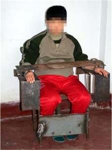 '酷刑演示：鐵椅子（也稱「老虎凳」）'