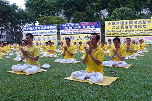 '圖2：二零一九年七月十五日下午，新加坡法輪功學員在芳林公園舉辦反迫害二十週年的紀念活動。圖為學員們在集體煉功。'