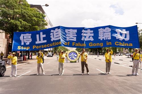 圖說：二零一九年七月十八日，法輪功學員在美國首都華盛頓特區舉行大遊行時打出的「停止迫害法輪功」橫幅。