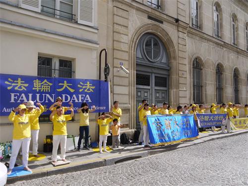 '圖1～2：二零一九年七月十九日，法輪功學員在巴黎中使館前集會，抗議中共迫害法輪功長達二十年。'