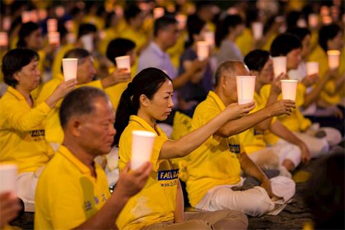 '圖1～4：法輪功學員在台北市政府廣場前舉辦反迫害二十週年燭光悼念活動。'