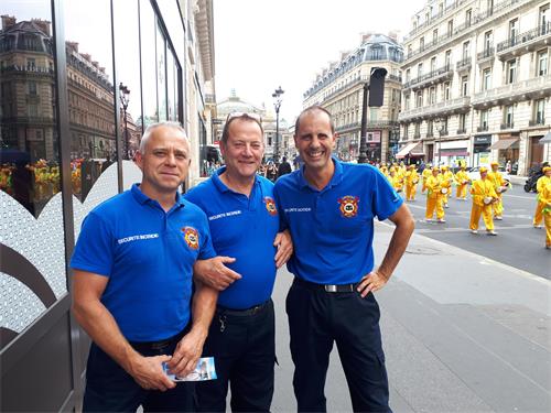 圖11：這三位消防員──塞巴斯蒂安（Sébastien） 、飛利浦（Philippe ）和杜枚（Doumè）是在巴黎歌劇院附近遇見的法輪功的遊行隊伍。他們表示支持法輪功反迫害。