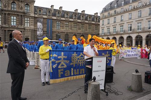圖14：二零一九年七月二十日，歐洲部份法輪功學員在盧浮宮廣場集會，呼籲制止迫害。圖中，法國法輪功協會主席唐漢龍正在發言。