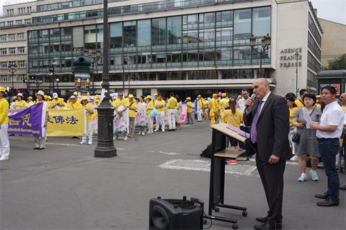 圖15：國際人權機構「醫生反對強摘器官協會」（DAFOH）的法國代表哈羅德﹒金（Harold King）先生在羅浮宮廣場前的集會現場發言。