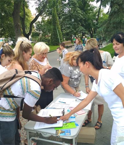 '圖2～5：哈爾科夫市民簽名支持法輪功學員反迫害'