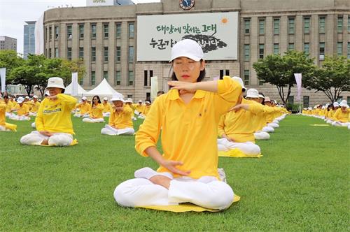 '圖1～7：二零一九年七月二十日， 韓國舉辦「七二零」 反迫害二十週年活動，圖為法輪功學員在首爾廣場的草坪上集體煉功。'