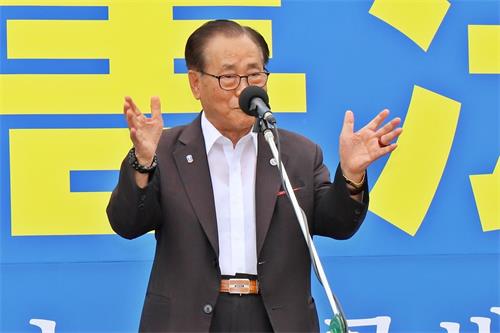 '圖14：韓國基督教宣教協議總裁李基哲（音譯）牧師在集會發表演說。'