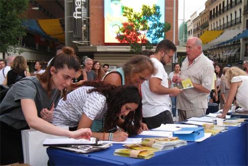 '圖13：2019年7月19日，西班牙民眾在馬德裏Callao廣場上簽名支持法輪功。'