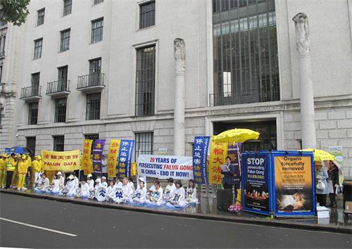 '圖1～2：二零一九年七月二十日上午，法輪功學員在倫敦中使館前集會呼籲制止中共迫害法輪功。'