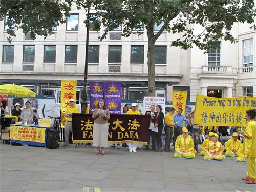 '圖10：二零一九年七月二十日下午，法輪功學員在倫敦聖馬丁廣場（St Martin Place）集會繼續傳播真相，呼籲制止迫害。'