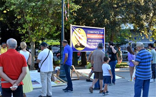 '圖1～4：希臘法輪功學員在憲法中心廣場舉辦講真相活動'