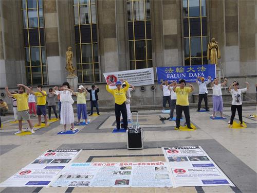 '圖2：法輪功學員在人權廣場展示法輪功功法'