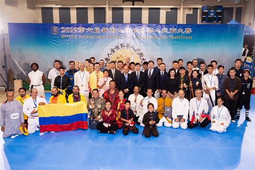 圖13：八月二十五日，第六屆新唐人武術大賽獲獎選手與評委們、主辦方負責人合影。
