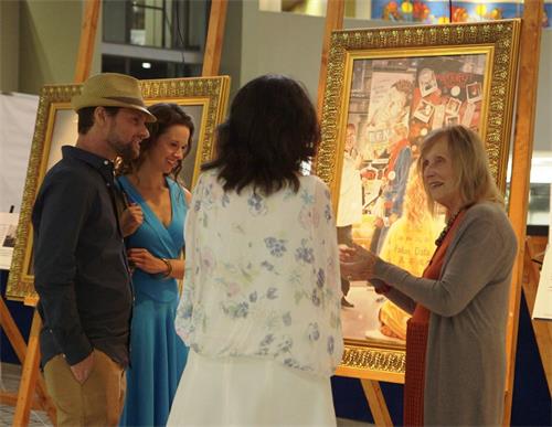 '圖17：畫家凱瑟琳‧吉利斯（Kathleen Gillis，右一）為觀眾講解作品《曼哈頓街頭》。'