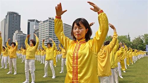 '圖4：二零一九年五月十二日，韓國法輪功學員在首爾廣場集體煉功慶祝世界法輪大法日。'