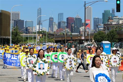 圖1～5： 美中十一個州的部份法輪功學員在芝加哥中國城舉行大遊行.