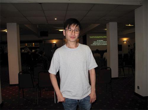 '圖5：二零一九年九月十三日，李姓香港青年在倫敦觀看了《求救信》'