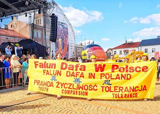 波蘭豐收節遊行 法輪功受歡迎