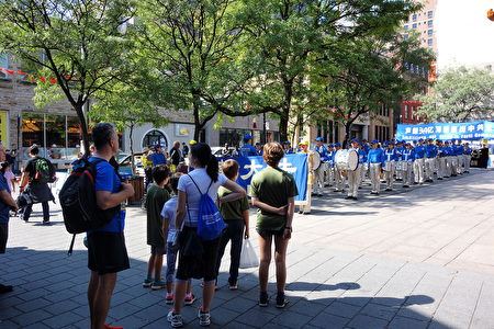 '圖2～4：9月21日，蒙特利爾及周邊城市的部份法輪功學員舉行集會遊行活動，聲援中國民眾三退壯舉，並向民眾介紹法輪功真相。'