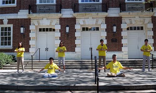 '圖1～2：法輪功學員在德拉華州紐瓦克社區日做功法演示。'