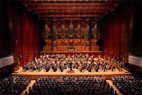 '圖1：二零一九年九月二十三日，神韻交響樂團在台北國家音樂廳演出，爆滿的觀眾頻呼「安可」，掌聲不斷。'