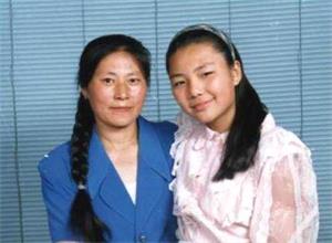 '陳英（右）和媽媽'