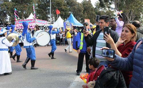 '圖4：澳洲法輪大法天國樂團受邀參加墨爾本年度大型農展會受歡迎，觀眾們全程錄像。'