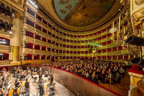 '圖1：一月十日至十二日，神韻巡迴藝術團在在久負盛名的聖卡洛劇院（Teatro di San Carlo）上演的四場演出，場場大爆滿，吸引當地名門望族，及各界名流前來觀賞。該劇院是十八世紀世界上最大的歌劇院，被譽為世上最美的劇院。圖為一月十一日演出大爆滿的盛況。'