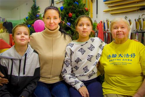 '圖5：妮娜﹒尼古拉耶夫娜﹒克里莫娃（Nina Nikolaevna Klimova）帶著女兒、孫女和孫子一起前來參加聖彼得堡的集體學法'