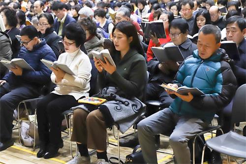 '圖3～4：一月五日，法輪功學員在首爾市政府大樓內進行了集體學法和交流活動。'