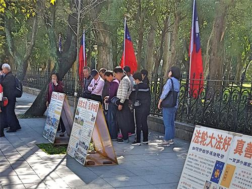 '圖1～2：庚子年大年初一，二零二零年一月二十五日，法輪功學員堅持在台北國父紀念館園區傳播真相。'